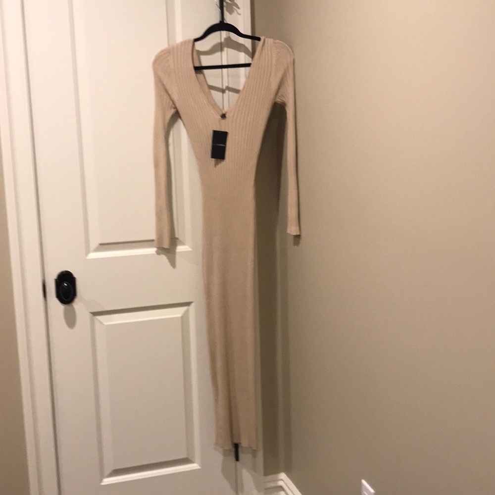 cotton dress with V neck, KIM & KHOLE wore it